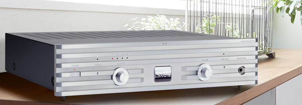 Integrated Amplifier A-0　(SOULNOTE 10周年記念モデル)<br />
希望小売価格143,000円（税込）ASK<br />
藤沢店、相模原店、幕張店で展示中、試聴できます。<br />
<br />
■完全無帰還ディスクリート回路<br />
sa1.0の無帰還ディスクリートアンプ回路を徹底的に見直し再構築。 電圧増幅段のドライブ力を向上させ、同時に最終段の入力負荷を軽くすることにより、全帯域でドライブ力を向上させつつワイドレンジ化を図りました。<br />
<br />
■バランス入力を2系統装備　<br />
A-0はバランス入力を2系統としました。バランス入力信号はアンバランス変換されることなく、バランスのままセレクトされ、 音量調整され、電圧増幅段の差動入力に伝送されます。<br />
<br />
■無接点ワイヤリング<br />
上位機種A-1で採用した信号系の無接点化を踏襲。バランス入力からスピーカー出力まではコネクタを排し、無接点化しました。<br />
<br />
■ゲイン切り替えスイッチ<br />
ゲイン切り替えスイッチをフロントパネルに移動。またゲインの切り替えによる音質変化も最小となるように、ボリューム回路を見直し、 小音量時でもの音の躍動感が飛躍的に向上しています。小音量でのリスニング時ではローゲインを選択することで、 より細かい音量調整が可能になりました。<br />
<br />
■出力切り替えスイッチ<br />
スピーカー出力とプリアウト出力の切り替えスイッチを新たに設けました。A-0に接続したスピーカーと、プリアウトに接続した パワーアンプ＆スピーカーの2システムの切り替えが簡単にできます。<br />
<br />
■超強力プリアウト＆ヘッドホン出力<br />
プリアウトもヘッドホンも、スピーカー出力と同じ無帰還ディスクリートパワーアンプからダイレクトに出力されます。 スピーカーが駆動できるわけですから超強力プリアンプ／ヘッドホンドライバーと言えます。