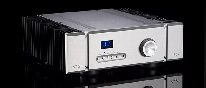 INT-25　Integrated Amp<br />
希望小売価格　シルバー：1,232,000円(税込) ブラック：1,342,000円(税込)<br />
お取り寄せ承ります。<br />
<br />
この新しいインテグレーテッド・アンプに搭載されるプリアンプ回路設計は、スレッショルド時代から製品開発を行っているパス・ラボ立ち上げメンバーでもある、プリアンプ・デザイナーのウェイン・コルバーン氏（WayneColburn）が担当してします。彼は現在のパス・ラボにおいてプリアンプの設計を一任されています。いつでも測定値の良いアンプを作成することは可能です。しかし、耳に優しいアンプは簡単ではありません、そのため、パス・ラボ製品の最終テストは我々の耳で行われます。その重要な基準として、音楽性の再生に重きをおいています。この価値基準は、パス・ラボの長年にわたる成功の基礎となっています。音楽ソースから素晴らしい喜びを最大に引き出す可能性を我々はいつも提供していきたいと願っています