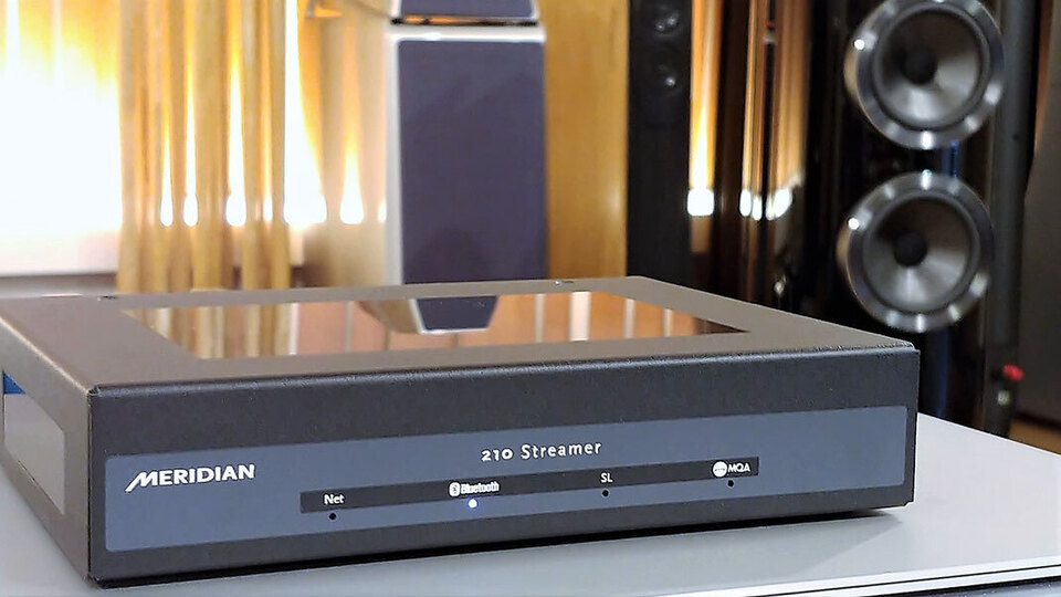 Streamer　Meridian 210<br />
お取り寄せ承ります。<br />
<br />
Meridian 210 Streamerは、Spotify、Apple Music、Amazon Music などのストリーミング音楽をお手持ちのオーディオシステムで高品位に再生できる高品質なストリーマー専用機です。ストリーミング再生の快適な使い勝手はそのままに、Meridianの培ってきたデジタル・オーディオの信号処理ノウハウが惜しみなく投入されています。Spotify、Apple Music、Amazon Musicなど、いま注目されているストリーミング音楽をお手持ちのオーディオシステムとはデジタルケーブル（同軸）1本で接続することが可能です。また高性能アンテナ２基を特殊な樹脂カバーの内部にスマートに搭載。スマホやタブレット等から直接ワイヤレスで再生が可能です。本体幅コンパクトなサイズがら、例えばMeridianのUltra DACなどハイエンド・オーディオとの接続をも念頭に妥協のない音質クオリティを目指して開発されました。さらにストリーミングのみならず、USB入力を介したストレージ等との接続でUPnPサーバーとしても機能します。高品位なストリーミング音楽再生に定評のある音楽ソフトroon 再生にも対応しています。